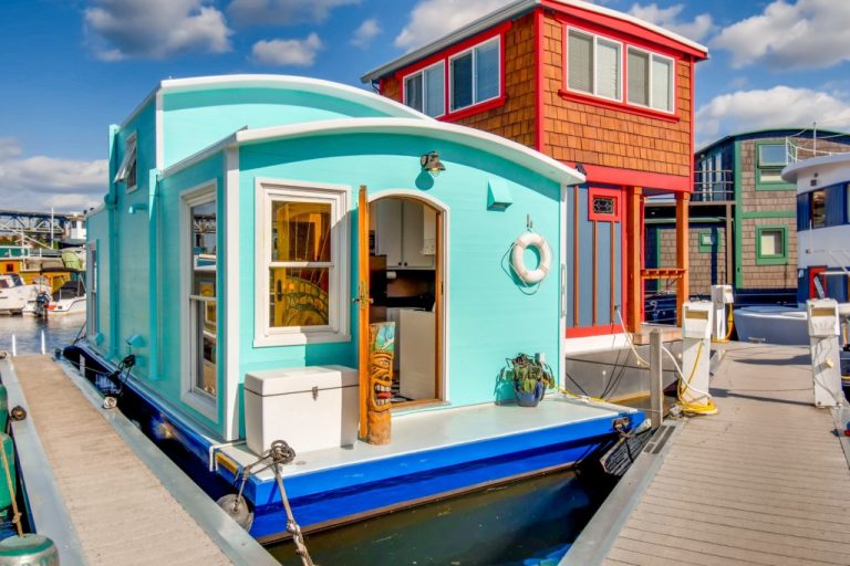 Affordable houseboat stays